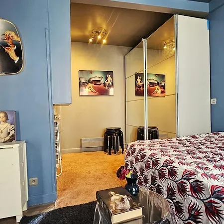 Cut Cut Cut Centre Apartment